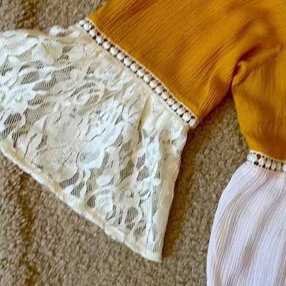 UMGEE Cold Shoulder Top - Picture 4 of 4